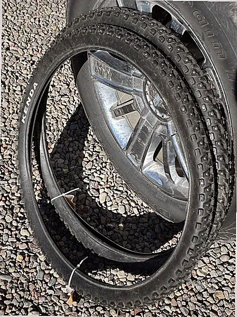 Kenda Klondike 559 26x1.95 Studded Winter Snow Wire Bead Mountain Bike Tire Pair
